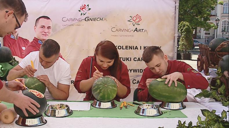 Są mistrzami w swojej kategorii. Z owocową sztuką wyszli na ulicę