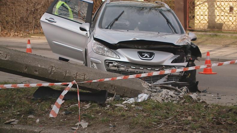 Nietrzeźwy kierowca ściął latarnię i uszkodził inne auto