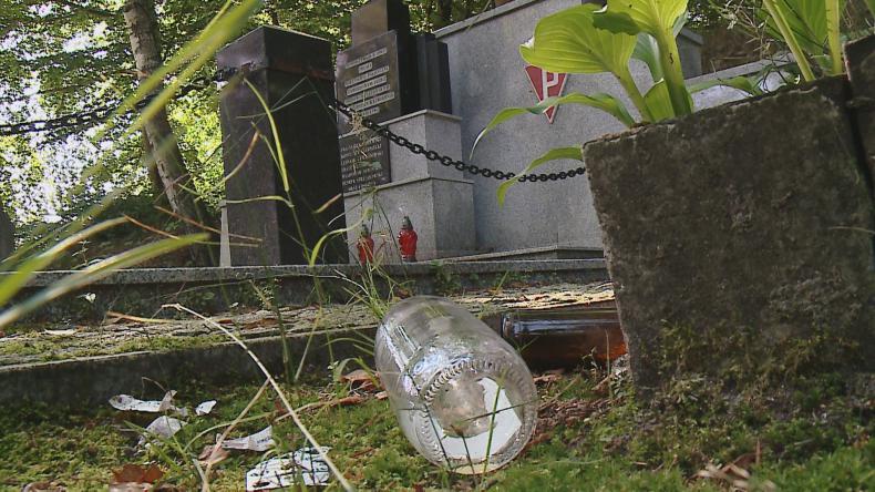 Cmentarz w poimprezowych śmieciach