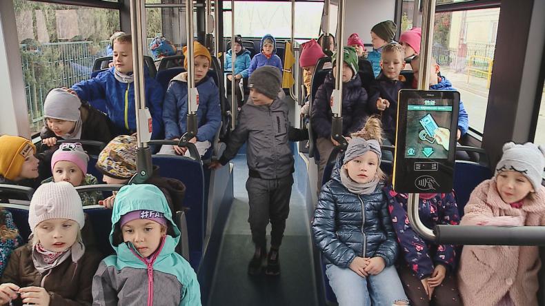 Przedszkolaki z Wejherowa zobaczyły jak działa elektryczny autobus