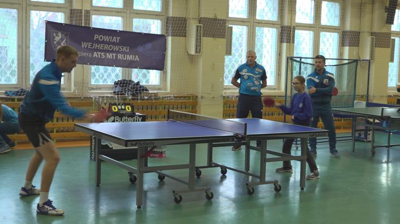 Zajęcia w tenisa stołowego w SP nr 4 w Rumi