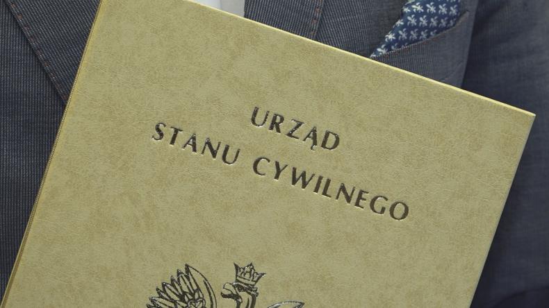 Mniej zgonów, ale też mniej urodzeń