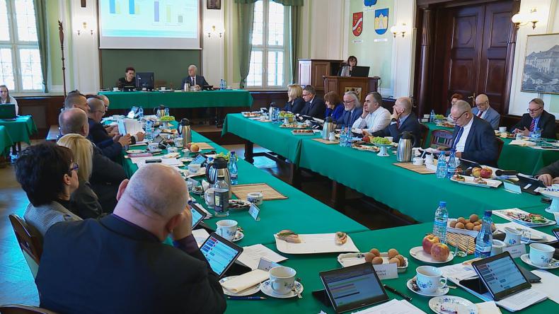 Sprawozdania i zmiany w budżecie tematami sesji w powiecie