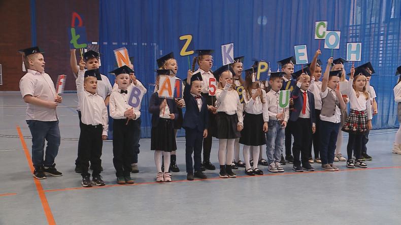 Pierwszoklasiści pasowani na uczniów