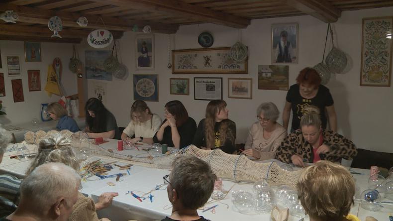 Wyjątkowe bombki powstają w Helu 