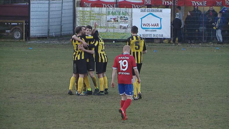 Gryf dalej zaskakuje, faworyt wyjeżdża bez punktów