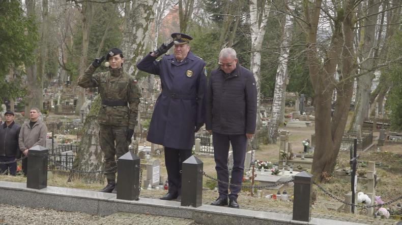 Złożyli kwiaty na mogiłach żołnierzy