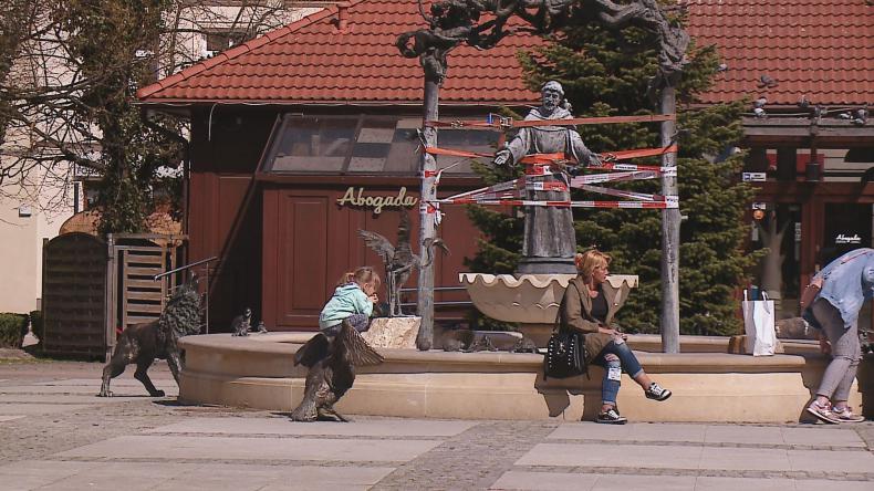 Św. Franciszek osuwa się z fontanny