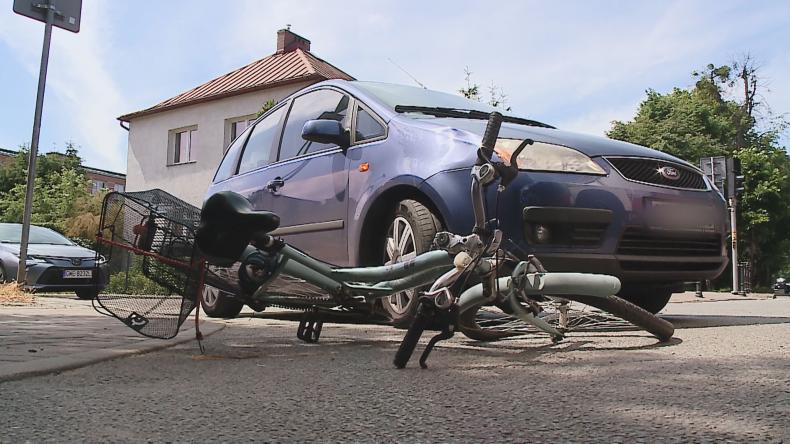 Rowerzystka wjechała w samochód, dostała mandat