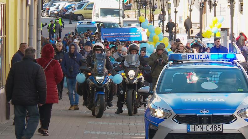 Niebieska parada na ulicach miasta