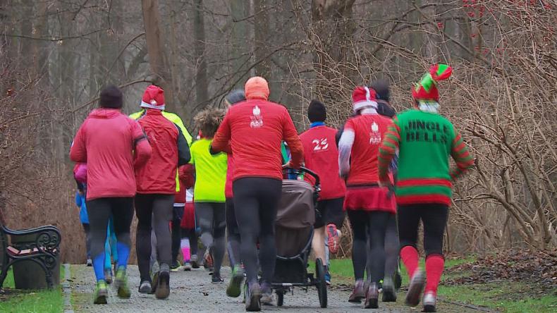 W mikołajkowych strojach pobiegli na piątkę