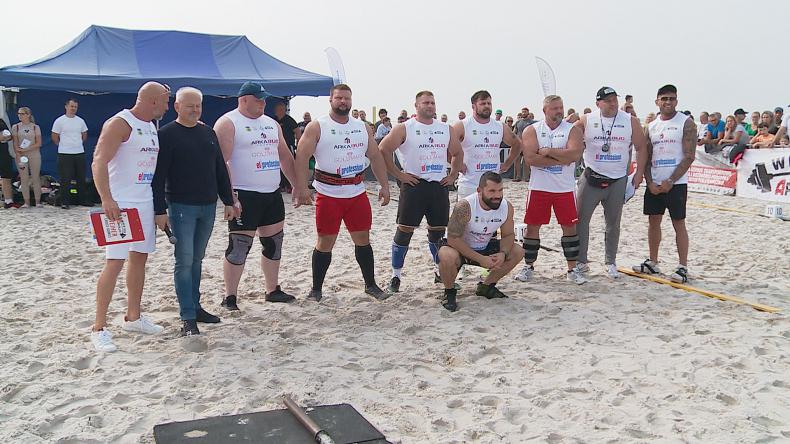 Pokaz siły na plaży w Dębkach