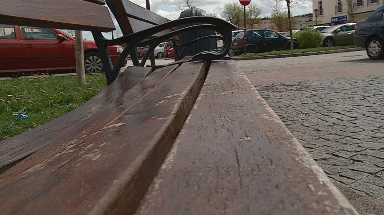 Chcą usunąć ławkę. Walczą z menelami