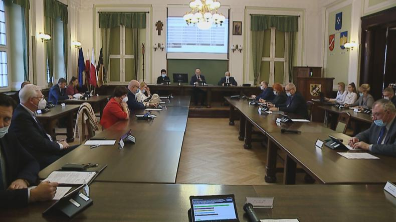 Powiatowi radni spotkali się na kolejnej sesji