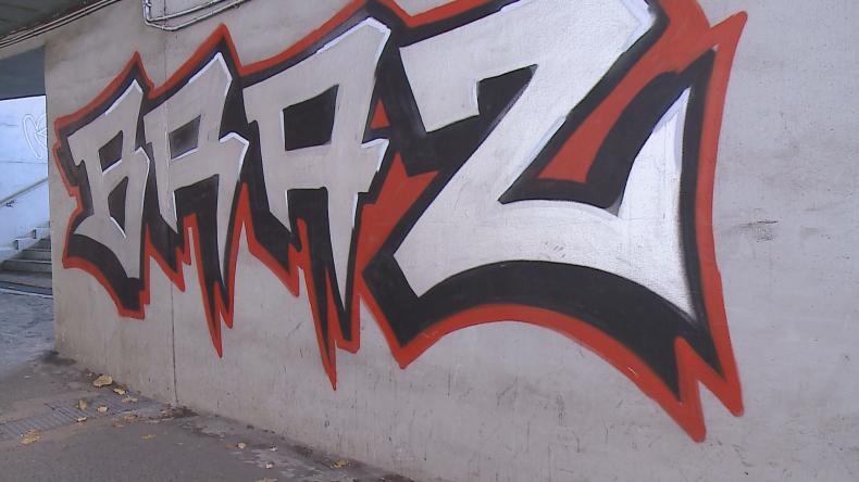 Wandal niszczy wspólne mienie