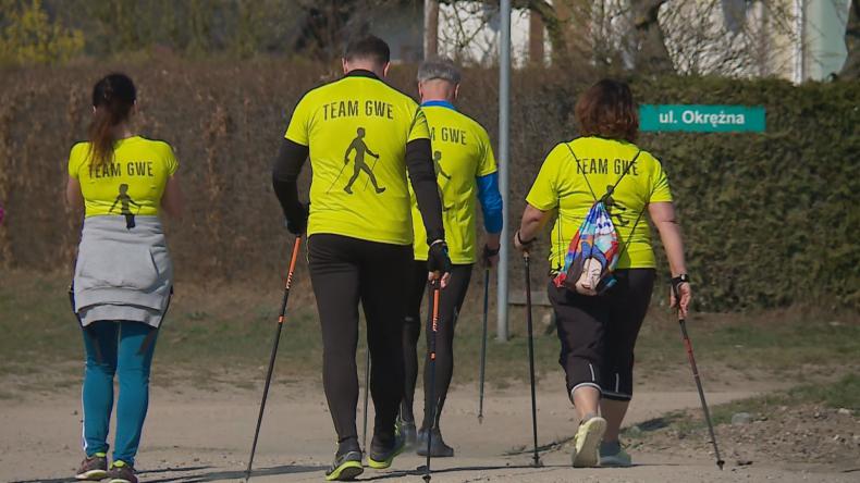 Na rowerach i na kijkach zadbali o pamięć