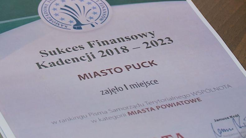 Puck z trzema wyróżnieniami