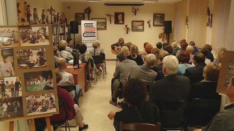 Koncert i wernisaż na 65-lecie biblioteki w Redzie